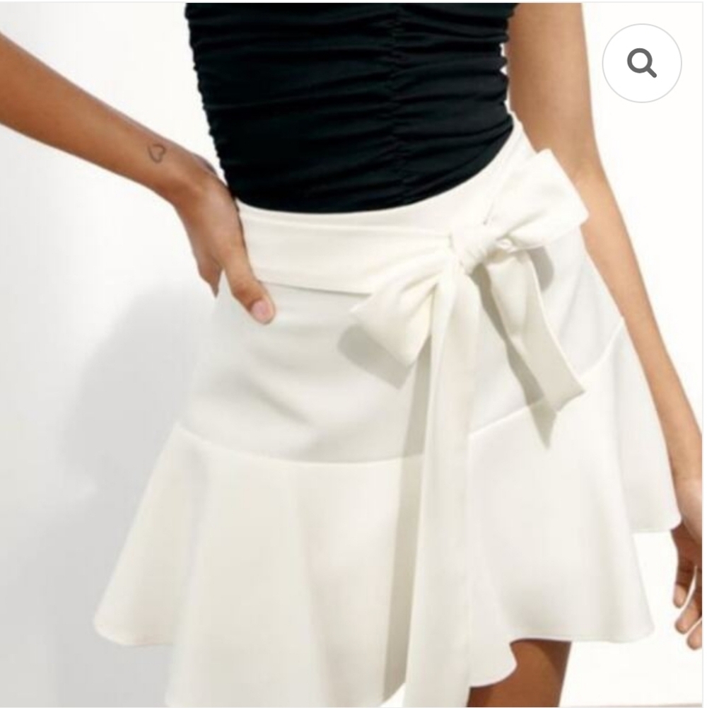 Zara Women White Mini Skirt with Front Bow Tie Detail
